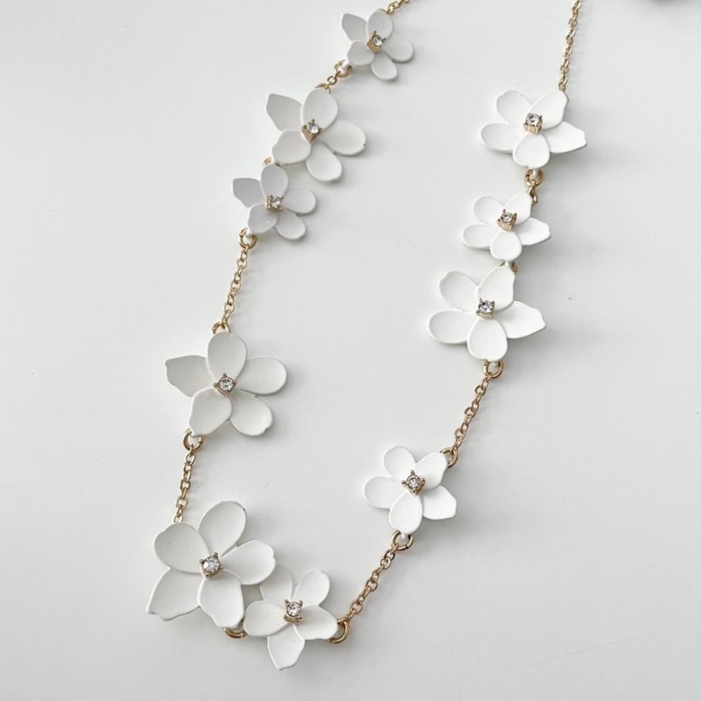 🎉HP🎉 J. Crew Factory Floating Flowers Statement Necklace (White)